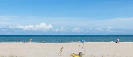 Playa en los alrededores, camastros y toallas de playa