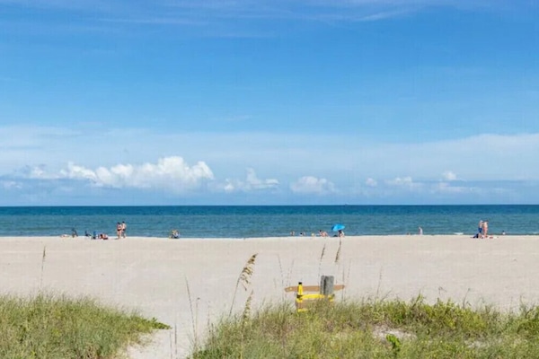 Una playa cerca, sillas reclinables de playa, toallas de playa