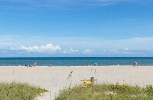 2BR Beach House. Kitchen, W/D, Bikes, Chairs, BBQ.