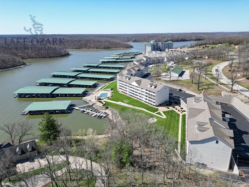 Parkview Bay Hidden Gem! 3 Bdrm Walk-out Near the Best of 3 Pools, Dock, Fishing