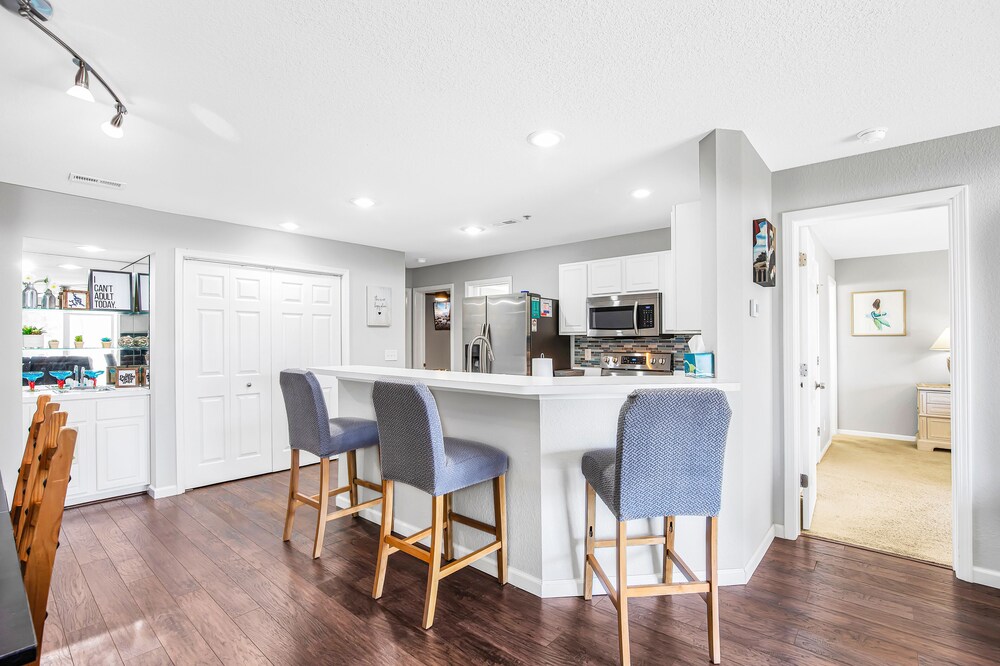 Parkview Bay Hidden Gem! 3 Bdrm Walk-out Near the Best of 3 Pools, Dock, Fishing