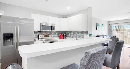 Parkview Bay Hidden Gem! 3 Bdrm Walk-out Near the Best of 3 Pools, Dock, Fishing