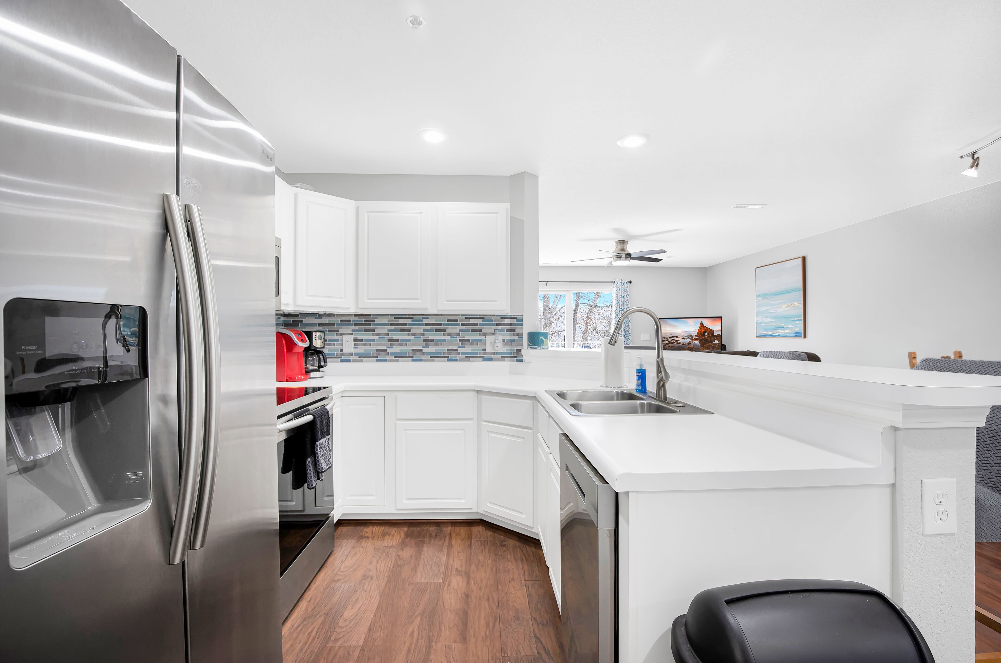 Parkview Bay Hidden Gem! 3 Bdrm Walk-out Near the Best of 3 Pools, Dock, Fishing