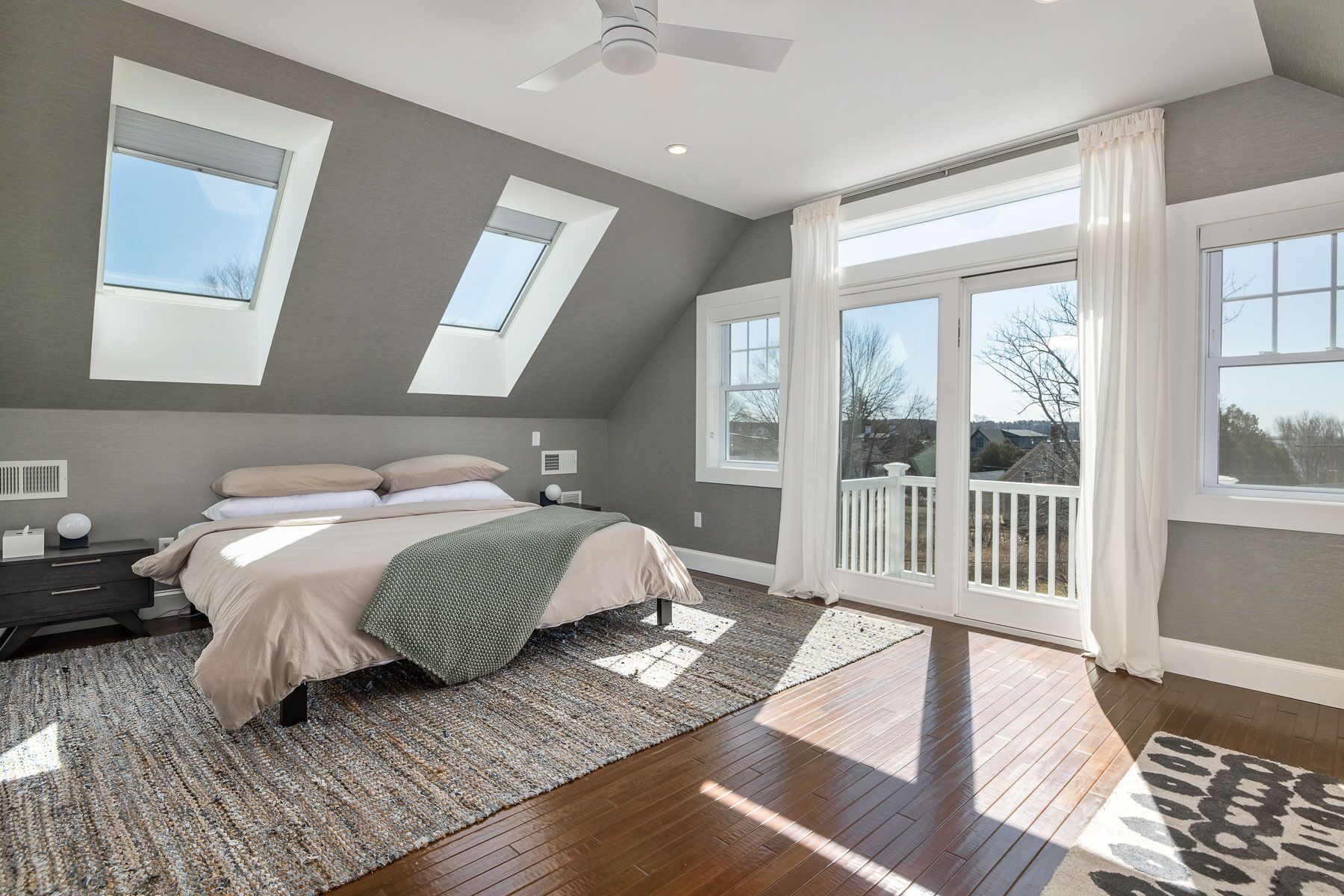 3 sovrum, skrivbord, strykjärn/strykbräda och resesäng