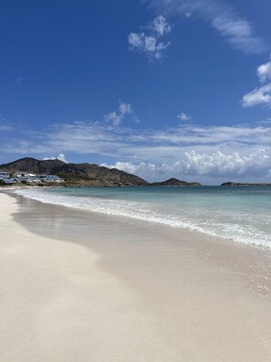 Playa en los alrededores y camastros 