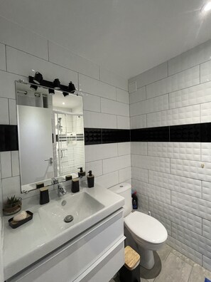 Doccia, asciugacapelli, asciugamani, sapone