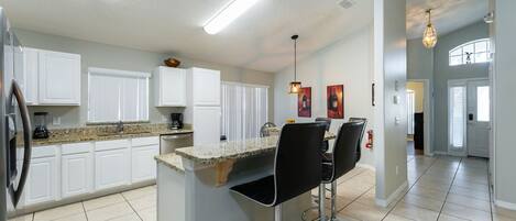 Geladeira, micro-ondas, cafeteira/chaleira, mesas de jantar