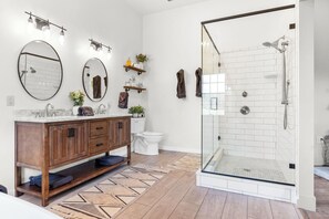 Douche, serviettes fournies, savon, shampoing