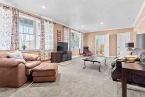 智能电视、壁炉、电子游戏、乒乓球