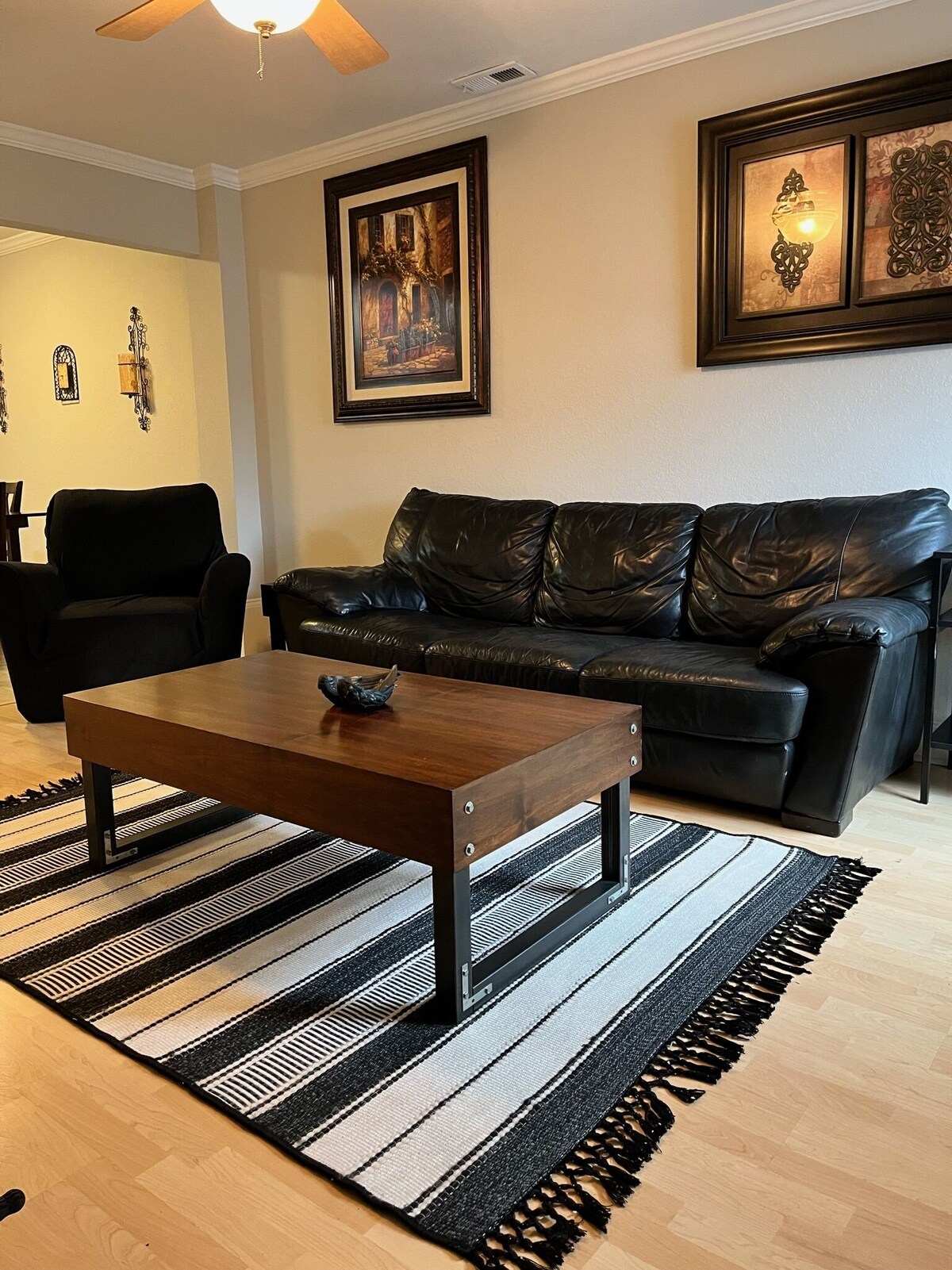 Cute Townhome 9 min to Uptown, Queen & Full Beds+YoutubeTV+Redzn