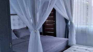 3 habitaciones, caja de seguridad en la habitación y escritorio