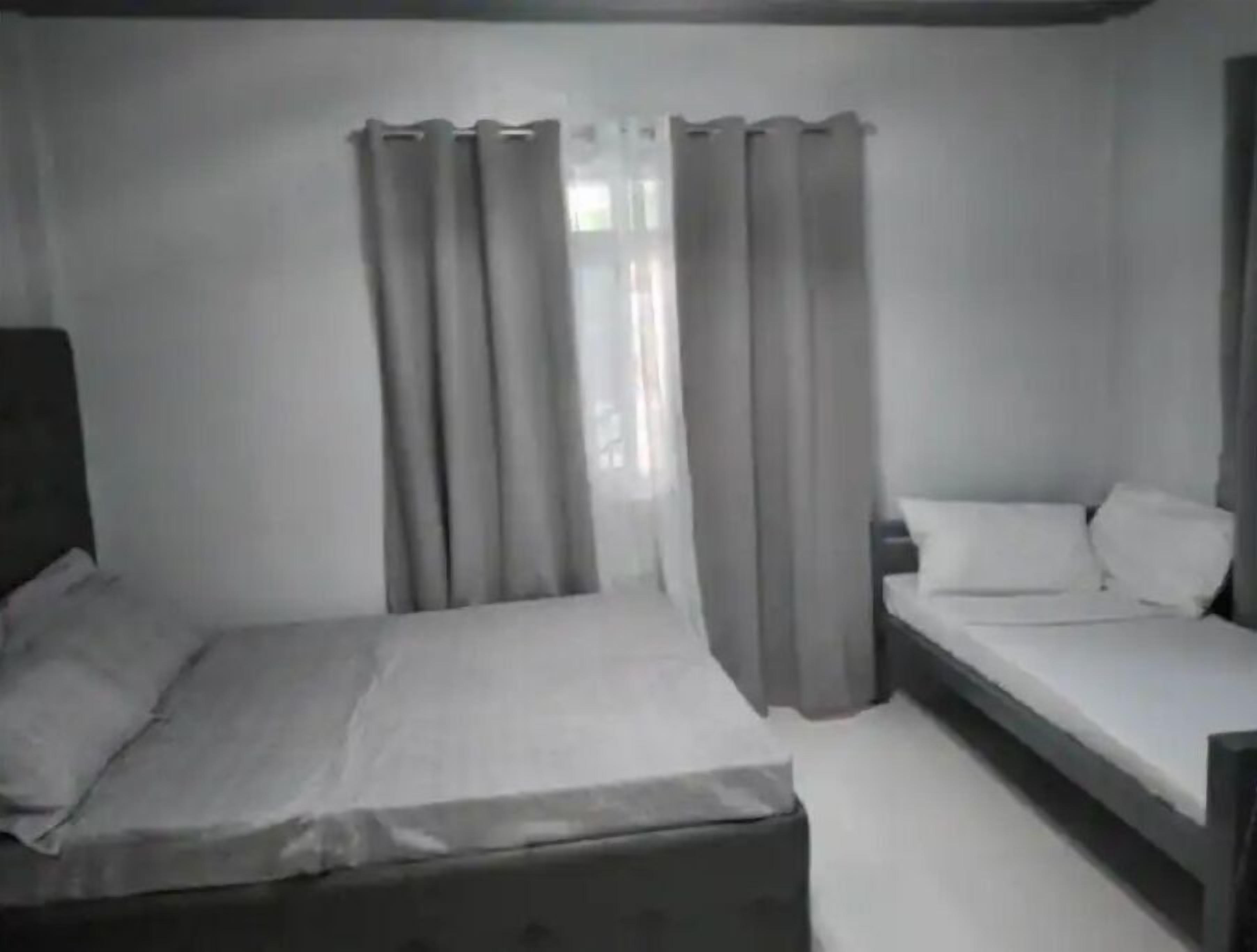 3 bedrooms, in-room safe, desk, free WiFi