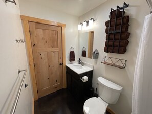 Combined shower/bathtub, hair dryer, towels - Soldotna Kenai Moose Lane Cottages # 3  Central to Kenai and Soldotna. (Soldotna)