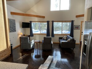 TV connectée, livres, chaîne hi-fi