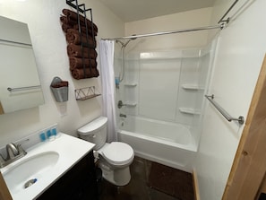 Combined shower/bathtub, hair dryer, towels - Soldotna Kenai Moose Lane Cottage # 4 Central to Kenai River Fishing (Soldotna)