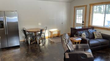 智能电视、书、立体声音响