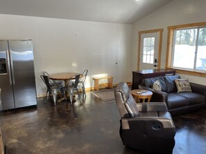 TV connectée, livres, chaîne hi-fi