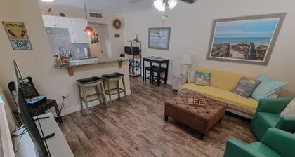 2BR Beach House. Full Kitchen, W/D, Bikes, Chairs, Boards, BBQ, Backyard Patio
