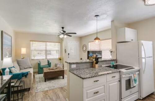 2BR Beach House, Kitchen, W/D, Bikes, Chairs, BBQ.