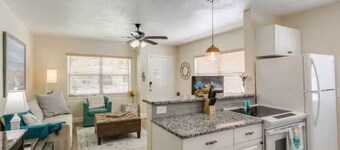 2BR Beach House, Kitchen, W/D, Bikes, Chairs, BBQ.