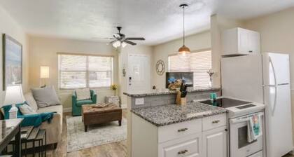 2BR Beach House, Kitchen, W/D, Bikes, Chairs, BBQ.