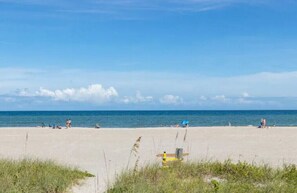 Perto da praia, espreguiçadeiras, toalhas de praia 