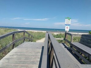 Beach nearby, sun-loungers, beach towels - 2BR Beach House. Full Kitchen, W/D, Bikes, Chairs, Boards, BBQ, Backyard Patio (Cape Canaveral)