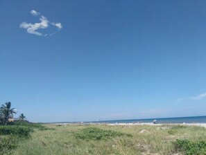 Beach nearby, sun-loungers, beach towels - 2BR Beach House. Full Kitchen, W/D, Bikes, Chairs, Boards, BBQ, Backyard Patio (Cape Canaveral)