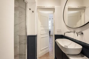 Shower, hair dryer, towels, shampoo