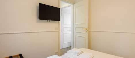 1 bedroom, desk, iron/ironing board, WiFi