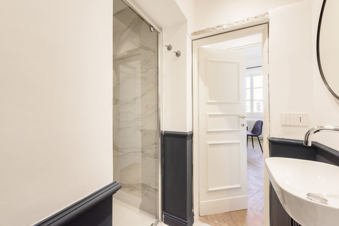 Shower, hair dryer, towels, shampoo