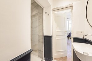 Dusche, Haartrockner, Handtücher, Shampoo