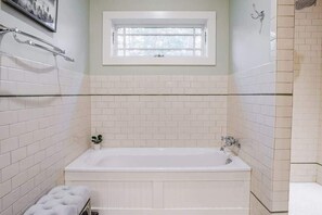 Shower, eco-friendly toiletries, hair dryer, shampoo - LUX 3 Acrs Retreat | Game Room/Hot Tub/BBQ/FirePit (Fletcher)