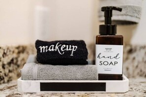 Articles de toilette écologiques, séchoir à cheveux, serviettes fournies