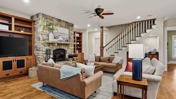 Smart TV, chimenea, videojuegos y futbolito