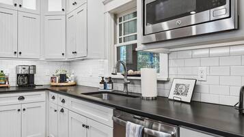 Een koelkast, een magnetron, een oven, een kookplaat