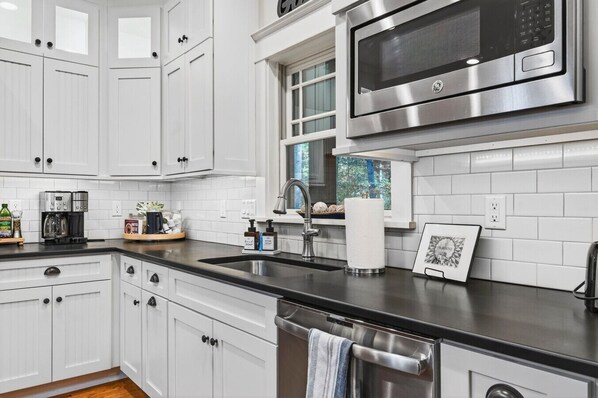 Køleskab, mikrobølgeovn, ovn, kogeplade