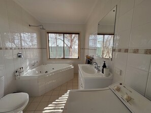 Baignoire à jets, articles de toilette écologiques, sèche-cheveux