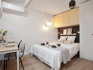 Een strijkplank/strijkijzer, wifi, beddengoed