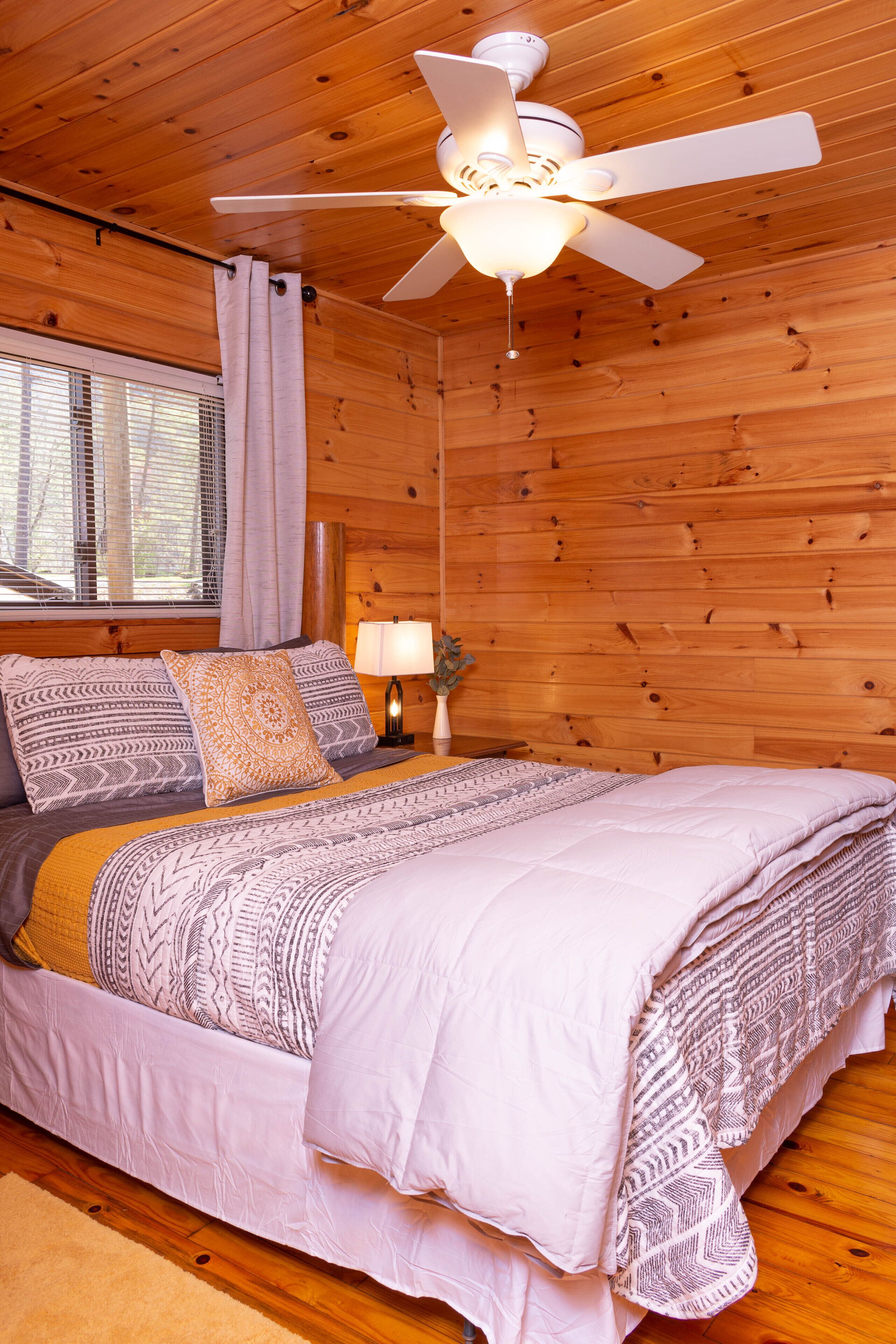 Nantahala Gorge Cabin 10 mins to Bryson City. Fishing, hiking, horses! No 4WD!