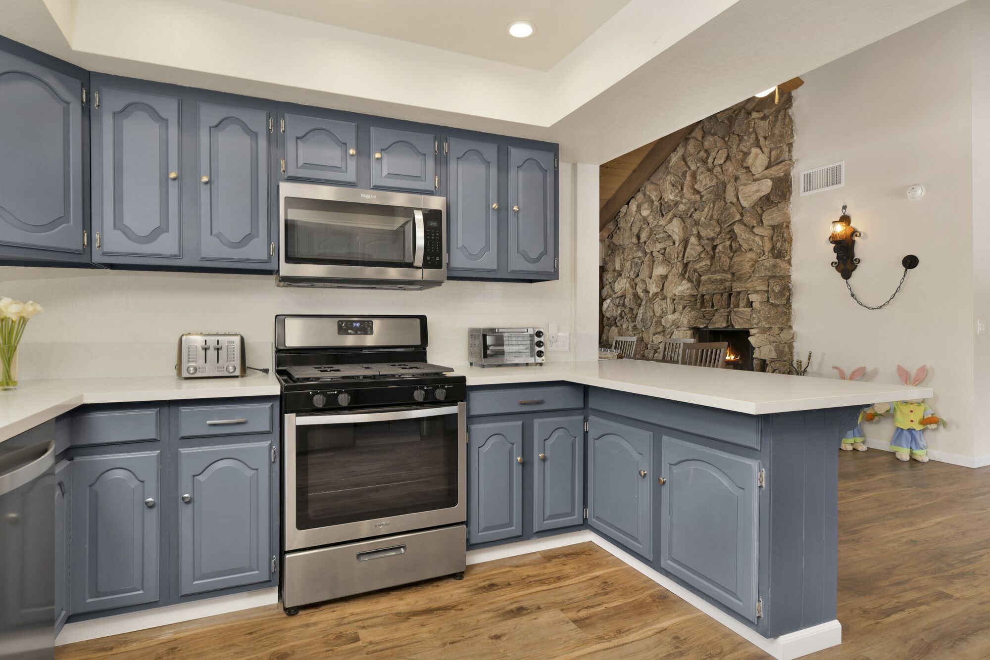 Whispering Forest Chalet~ Entertainer's Retreat~ Home Theater~ Pool Table~