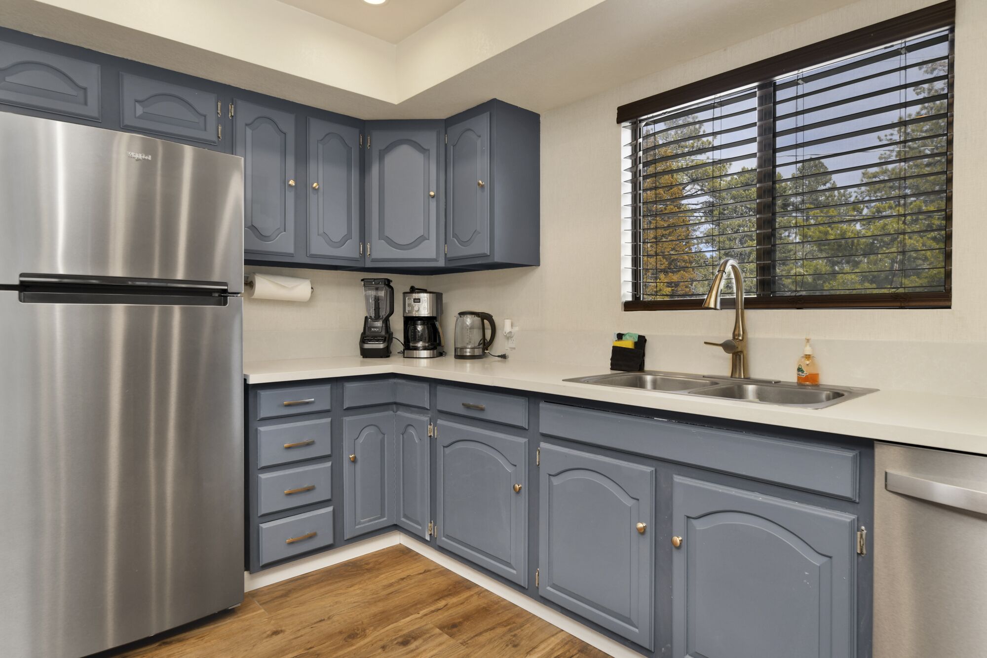 Whispering Forest Chalet~ Entertainer's Retreat~ Home Theater~ Pool Table~