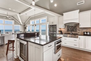 Fridge, microwave, oven, stovetop - Coastal LunaSea*Oceanfront*Theater*Elevator*MORE (Corolla)