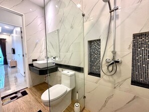 Haartrockner, Handtücher, Seife, Shampoo