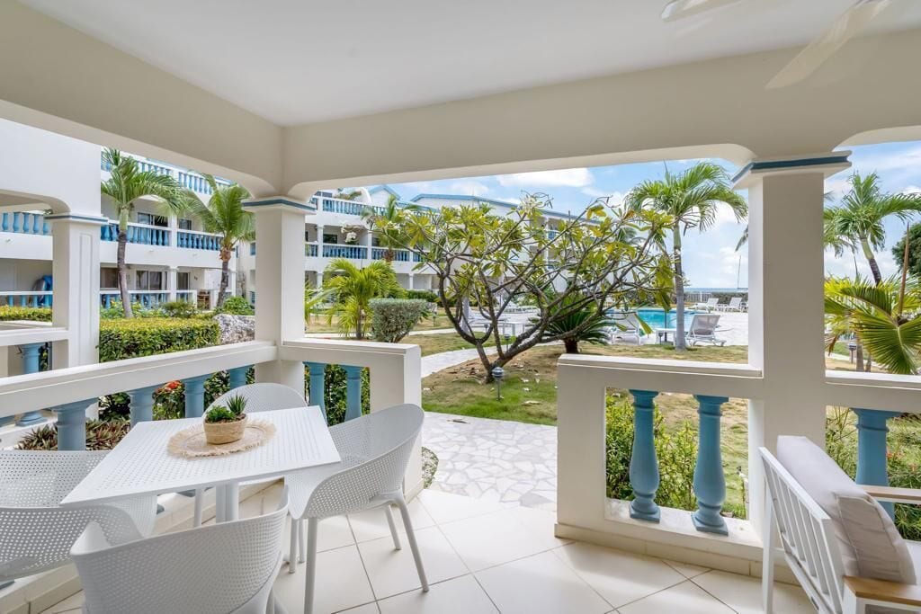 *The Bay* Beachfront condo w/common pool - Simpson Bay in Simpson Bay, Sint Maarten