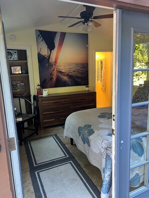 1 bedroom, travel crib, free WiFi, bed sheets - Cozy Creekside Cabin in Santa Cruz Mountains (Soquel)
