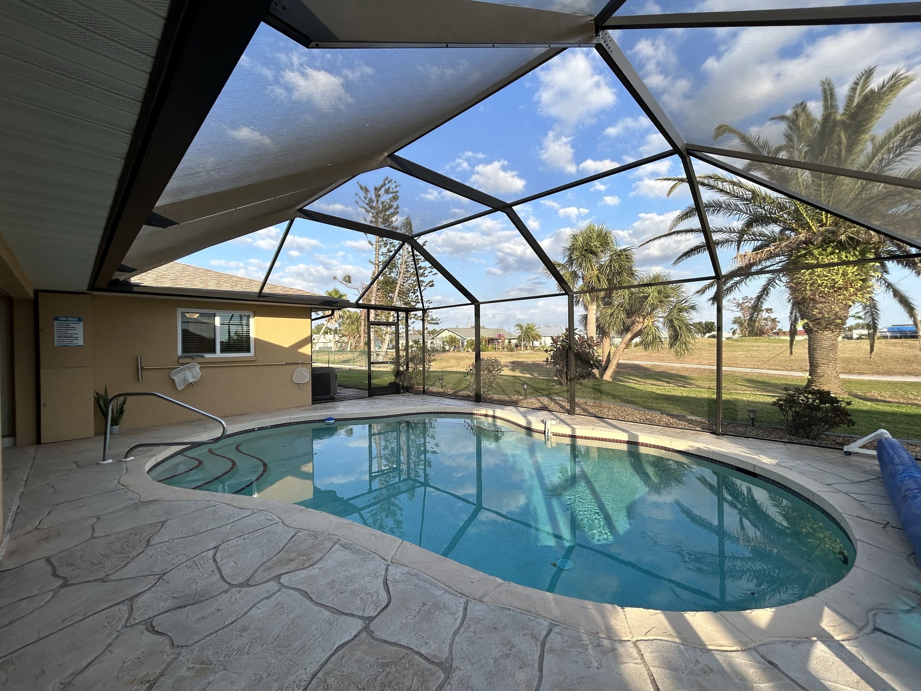 3BR/2BA Retreat with Screened Heated Pool Overlooking the Golf Course