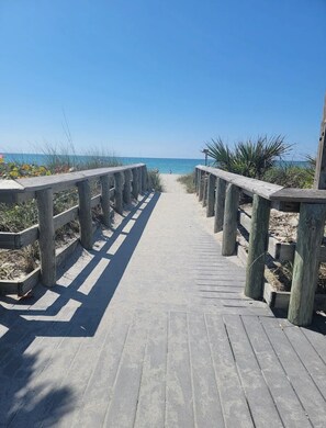 Plage à proximité, chaises longues, serviettes de plage
