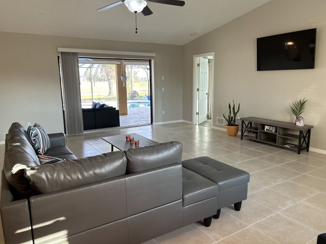 Beautiful Golf Course, newly remodeled 3BR/ 2BA screened heated pool