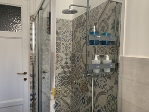 Hair dryer, bidet, towels, soap - Very bright and spacious near Trastevere (Roma)